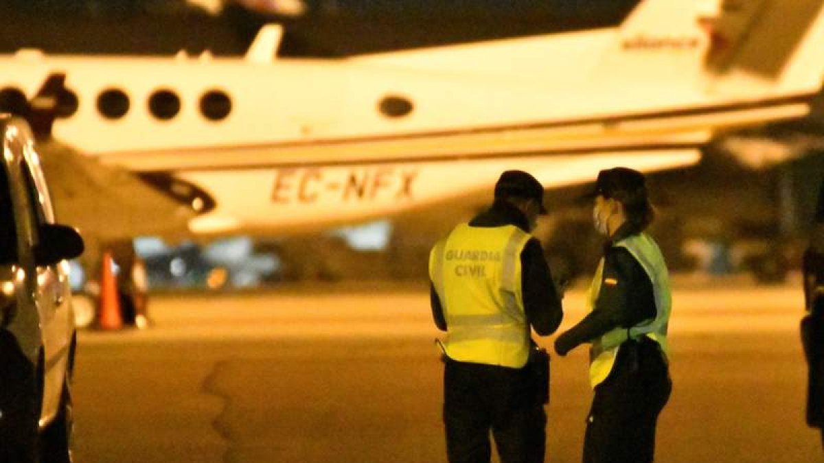 Dos guardias civiles durante una operación en un aeropuerto. CATI CLADERA