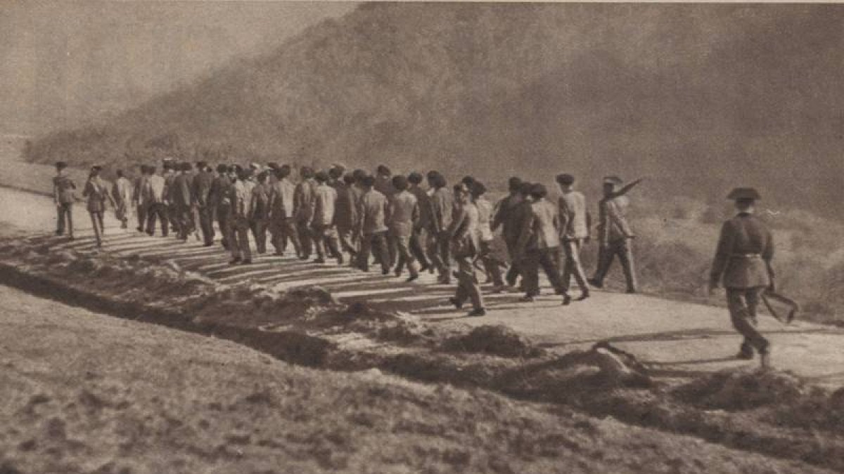 Los guardias conducen una fila de detenidos