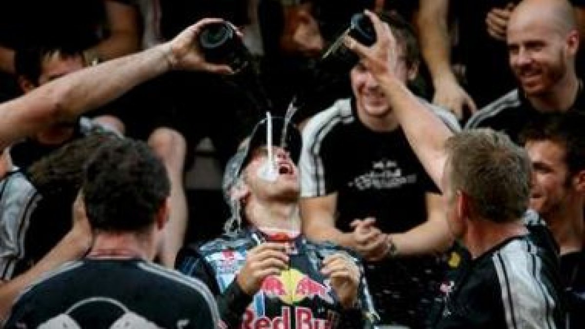 Sebastian Vettel celebra con su equipo la victoria en el Gran Premio de Japón.