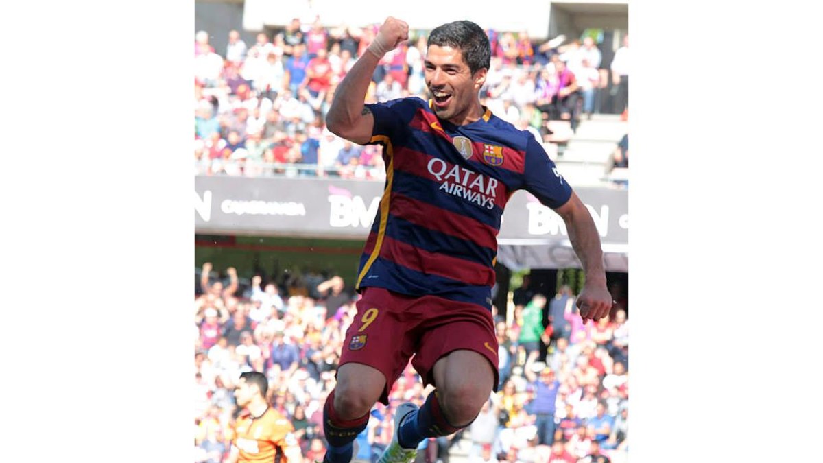 Los jugadores del FC Barcelona celebran su victoria ante el Granada al finalizar el partido en Los Cármenes. PEPE TORRES