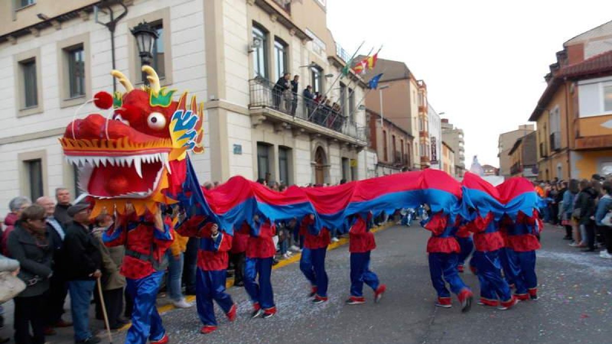 Un momento del desfile de Carnaval, celebrado ayer en La Robla, en el que La Poza se impuso en el concurso de disfraces. PLANILLO