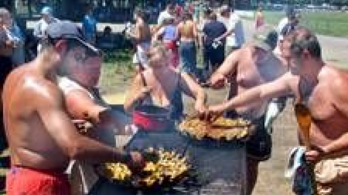 Los vecinos ayudan preparando la comida que disfrutarán todos juntos
