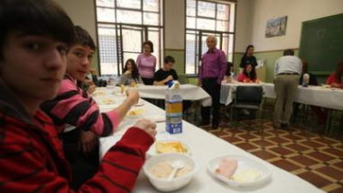 Los alumnos del colegio Sánchez Albornoz participaron en el desayuno cardiovascular y atendieron a l