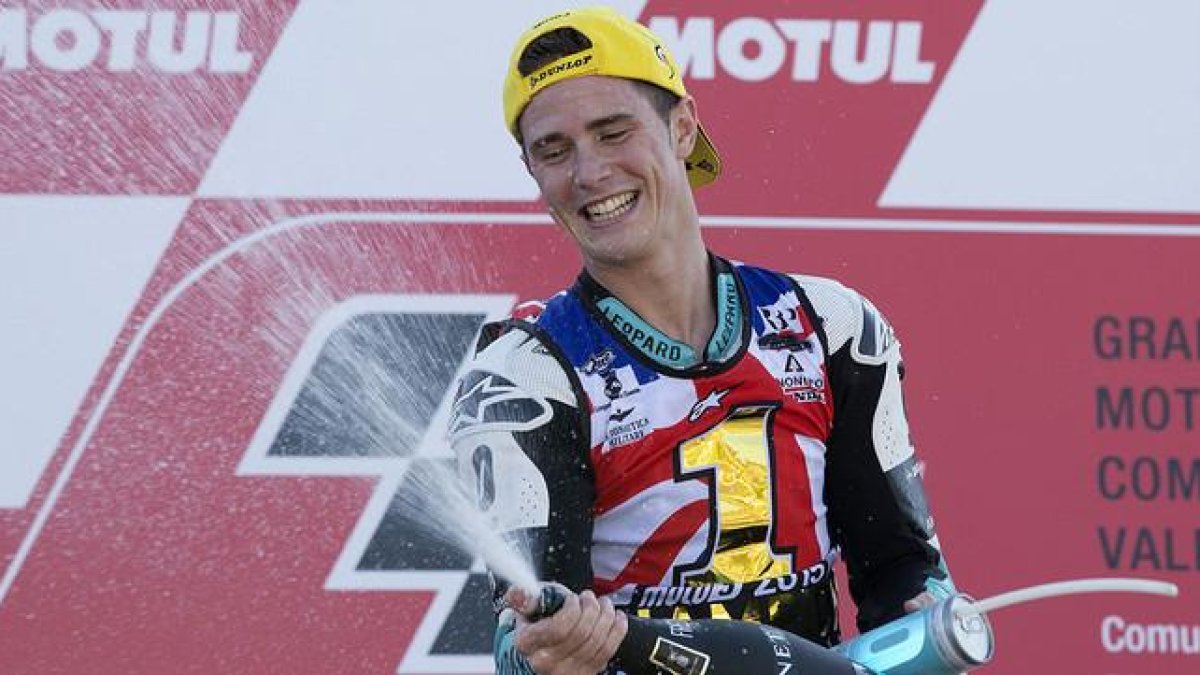 El piloto británico Danny Kent celebra la conquista del título de Moto3 en Cheste.