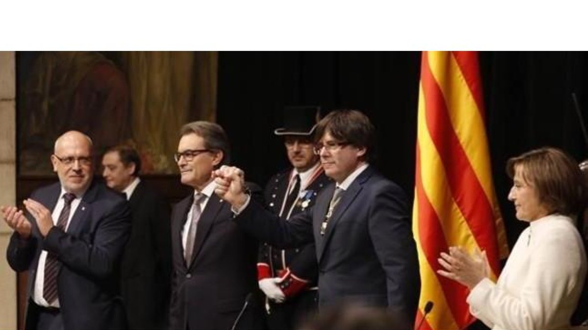 Carles Puigdemont junto a Artur Mas y Carme Forcadell, en la toma de posesión.