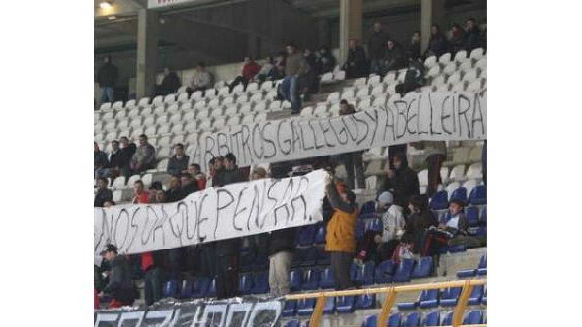 La protesta de la afición contra los árbitros gallegos quedó patente