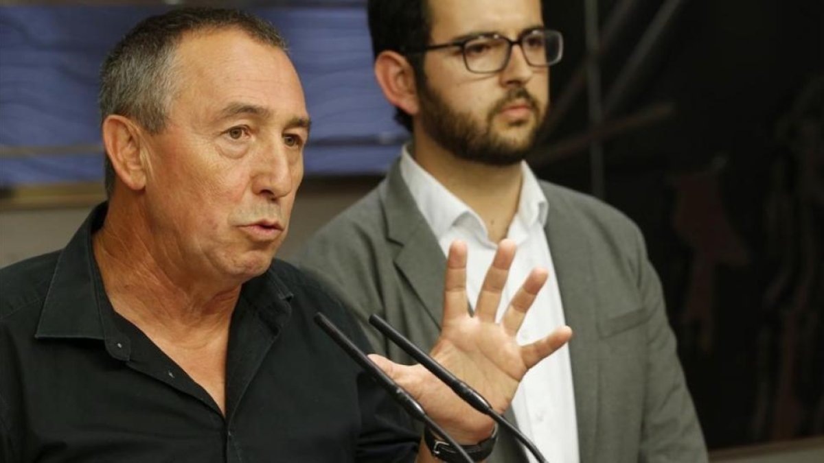 El portavoz parlamentario de Compromís, Joan Baldoví, presenta su propuesta en el Congreso.