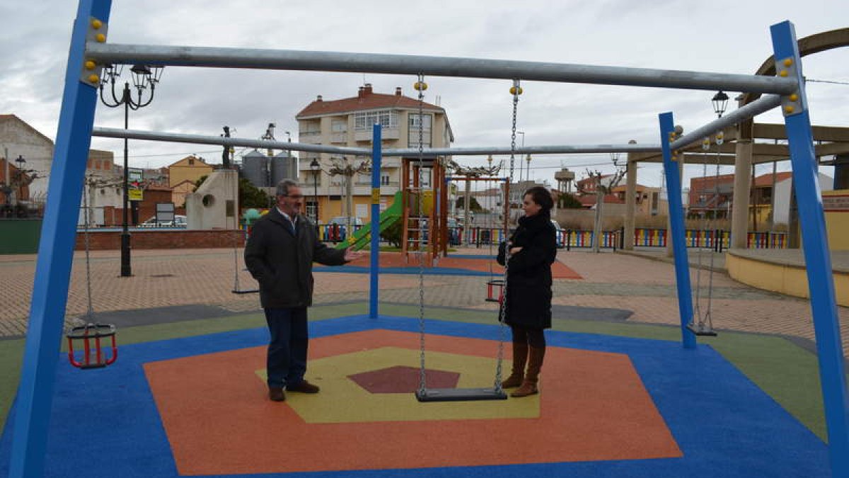 La alcaldesa y un edil, junto al nuevo columpio del parque. MEDINA