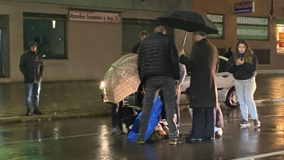 La víctima, en el suelo, tras ser atropellada por un vehículo. RAMIRO
