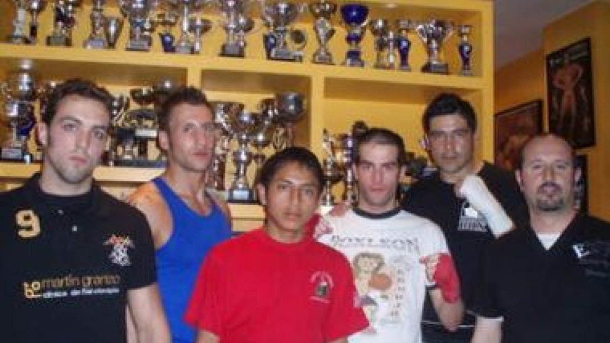 Sumba y Presa, los dos en el centro, junto con otros boxeadores del León Gym.