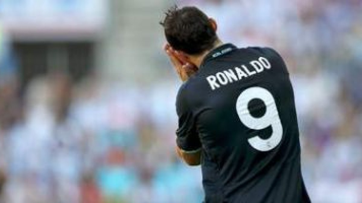El delantero del Real Madrid Cristiano Ronaldo gesticula tras una decisión arbitral ante el Málaga d