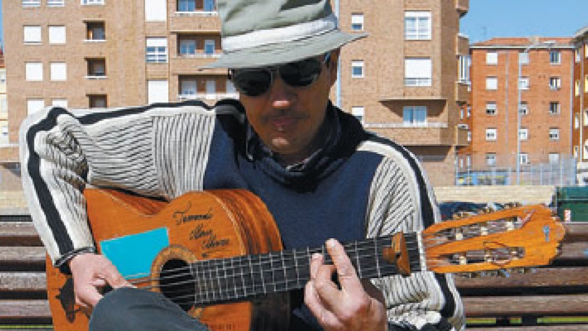 «Nandi», filósofo callejero con su guitarra en un periférico descampado de la Asunción.