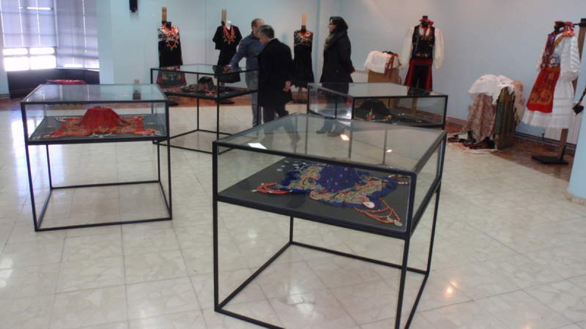 Rubio, Palazuelo y De la Torre observan una de las vitrinas con algunas joyas.