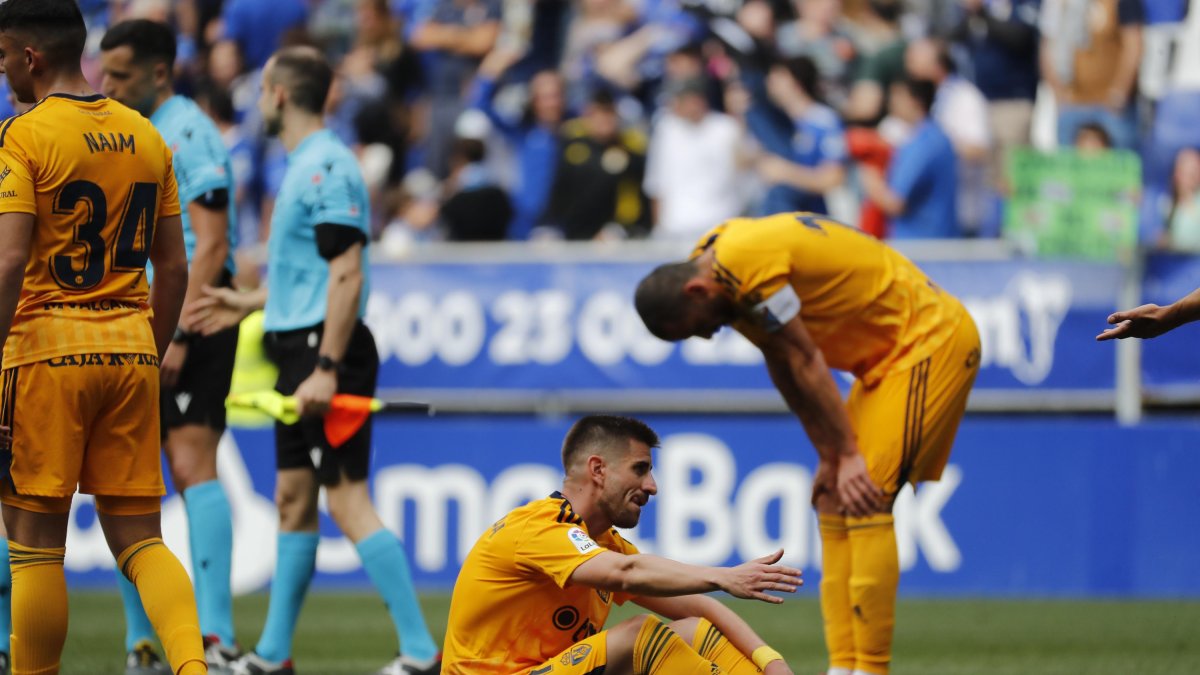 Los gestos de los jugadores de la Deportiva lo dicen todo tras la derrota en Oviedo. L. DE LA MATA