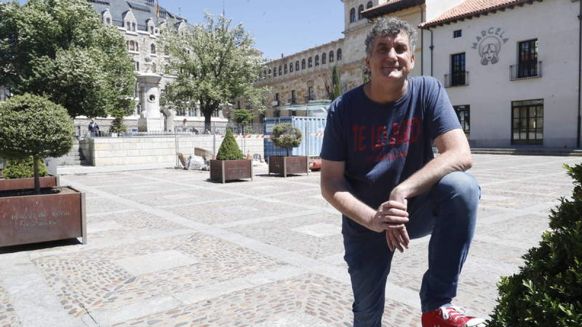 El músico leonés Jordi Hidalgo González ha lanzado en las redes canciones en formato video junto a ‘Un leonés en ‘Londón’’. RAMIRO