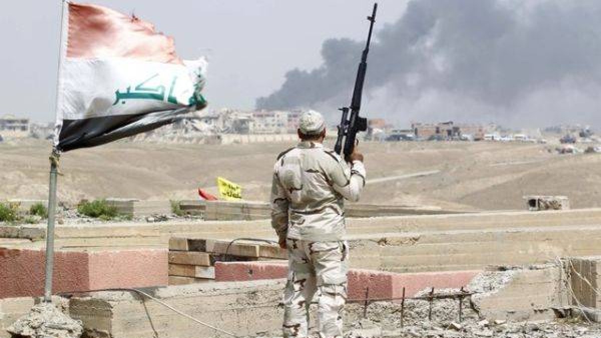 Un miembro de las tropas iraquís observa el combate contra Estado Islámico en Tikrit.