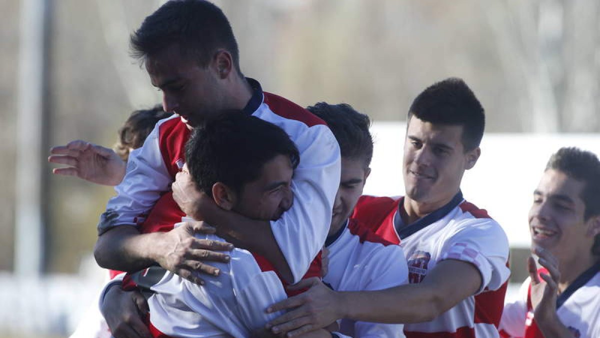 César, en primer término, es felicitado por sus compañeros tras marcar el gol del empate.