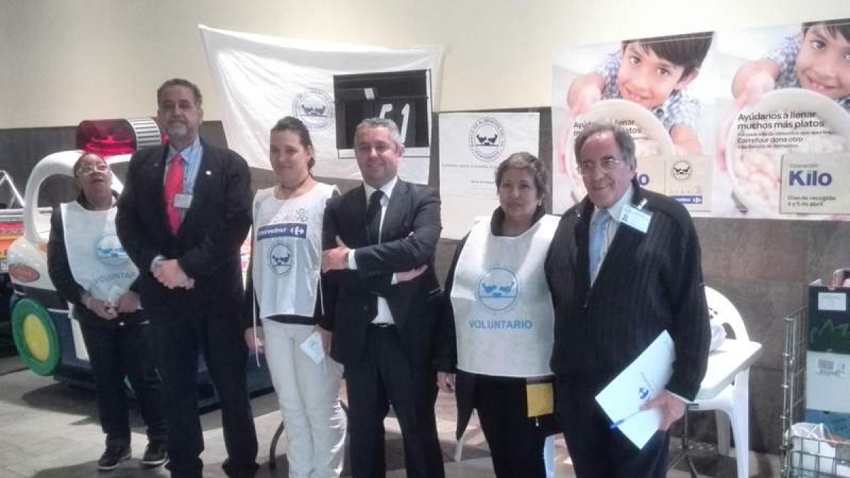Hidalgo, Álvarez y Tascón con voluntarios ayer en Carrefour.
