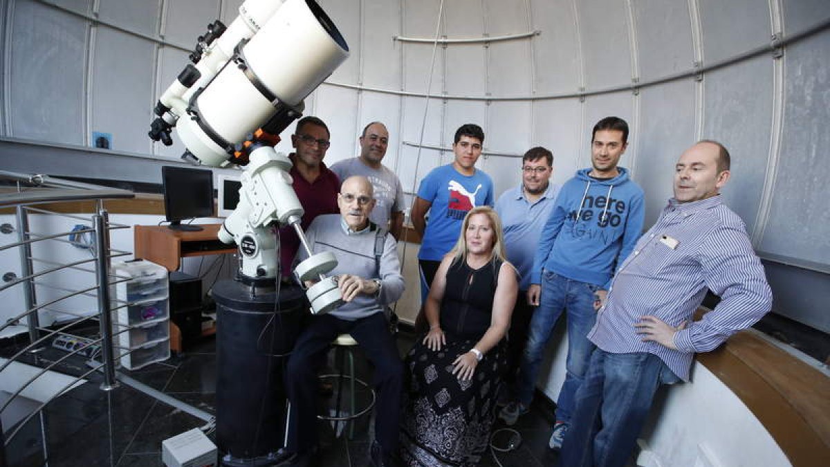 Miembros de la Asociación Leonesa de Astronomía, ante un telescopio del Observatorio ‘Pedro Duque’. RAMIRO