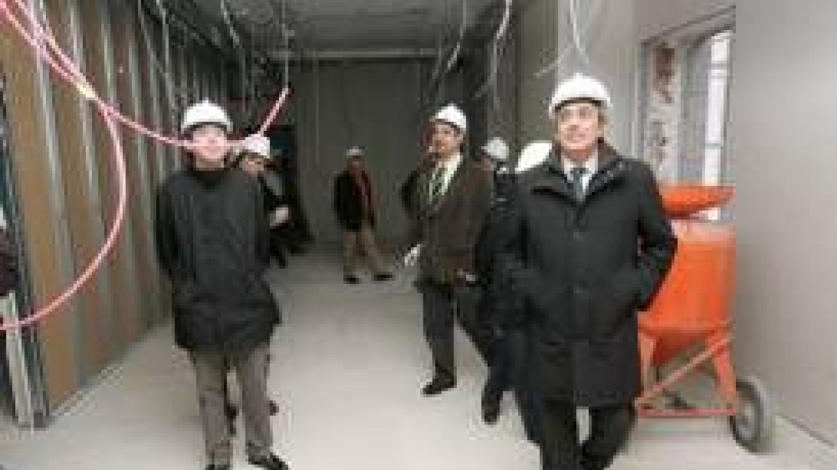 En primer término, el arquitecto Jorge Suárez y José Ángel Azuara, en el Edificio de Mandos