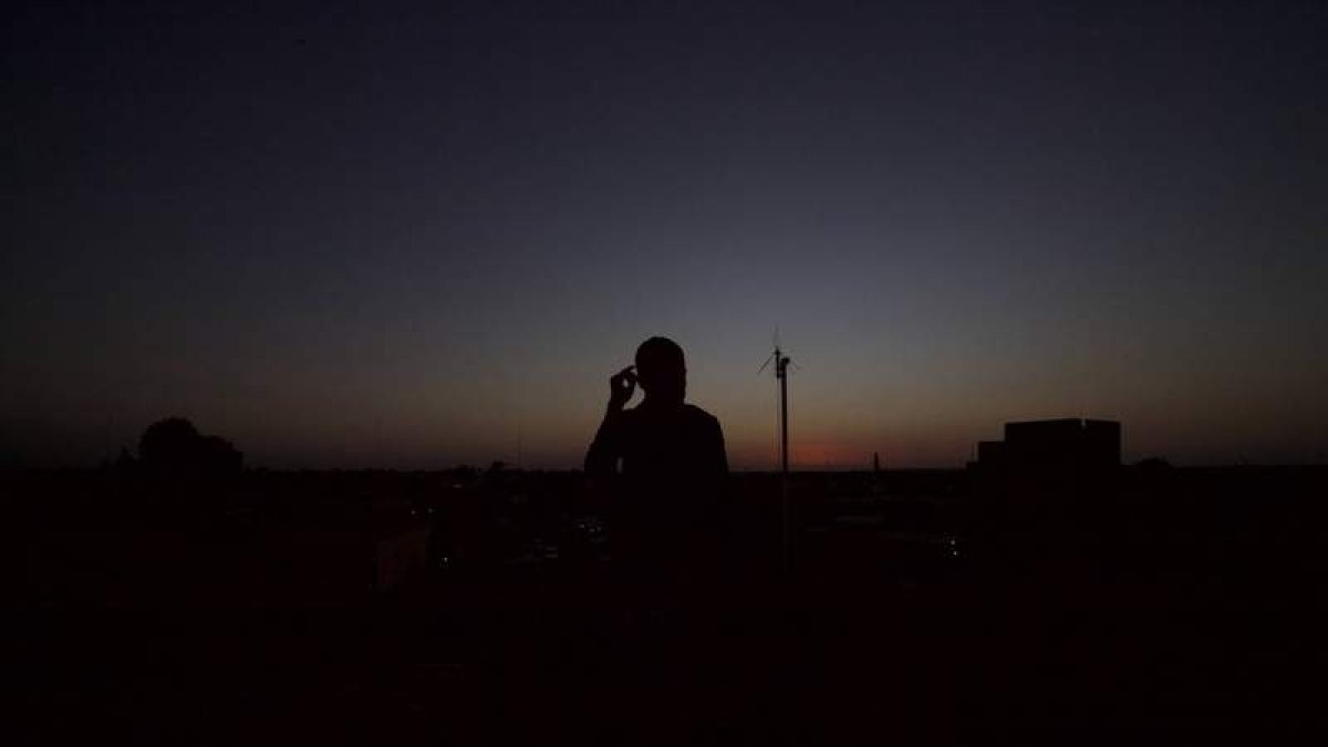 Omar, de 24 años, en su ciudad natal, liberada del Estado Islámico en 2016. ALEJANDRO MATRÁN