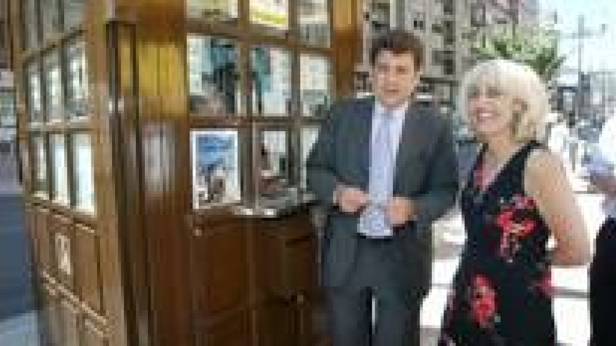La presidenta de la Once presentó ayer en Ponferrada el cupón dedicado al castillo