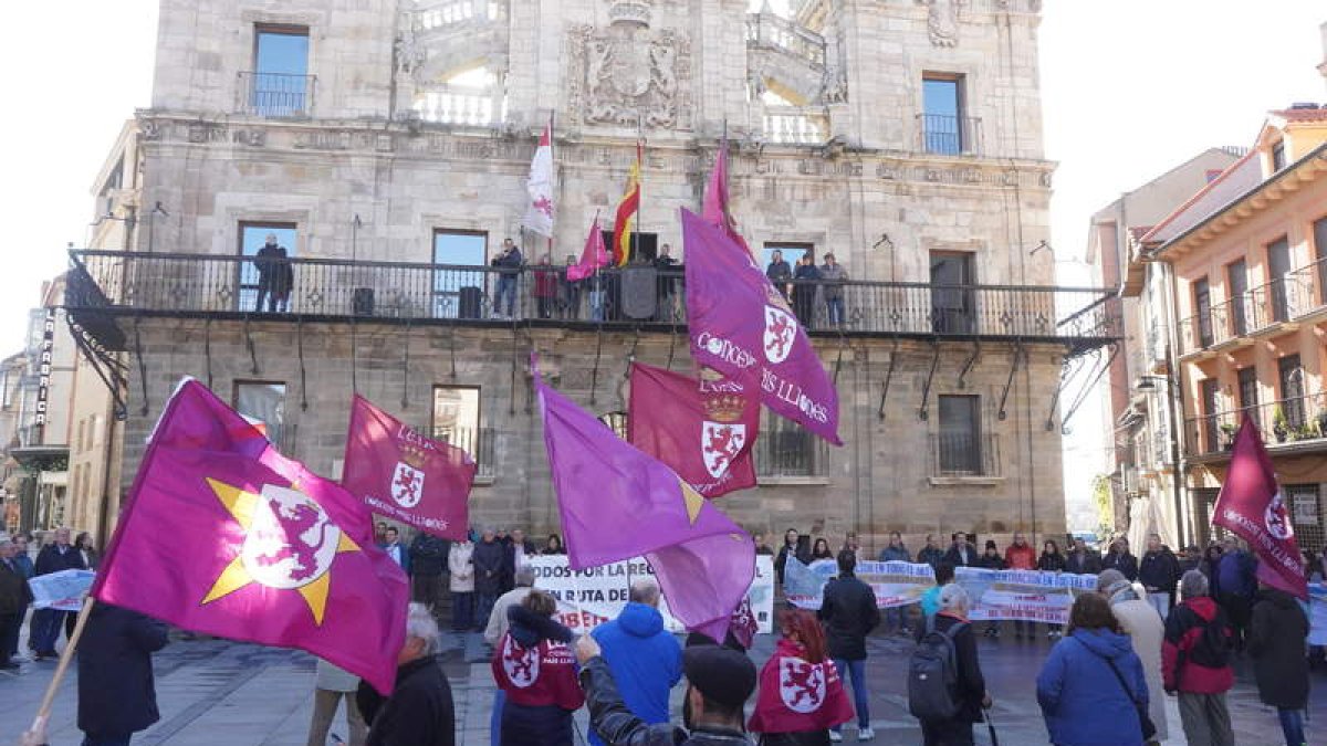 Movilización en Astorga en noviembre, a favor de la ruta de la Plata. J. NOTARIO
