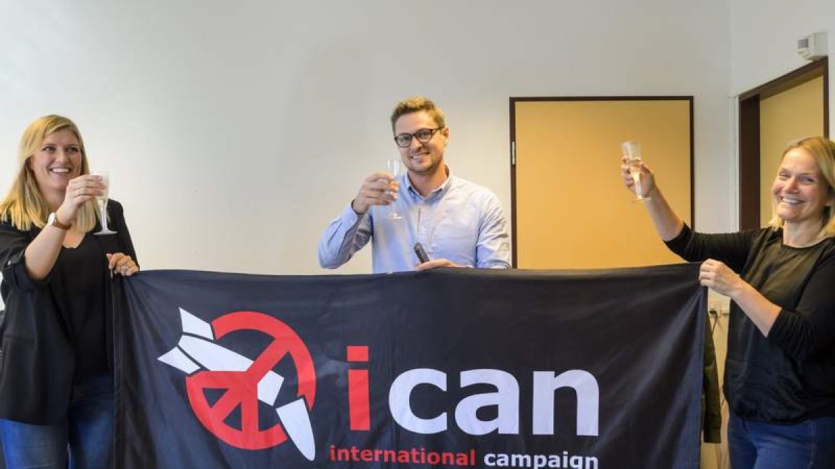 Los tres activistas de la oficina de Ginebra celebran el Nobel de la Paz. MARTIAL TREZZINI