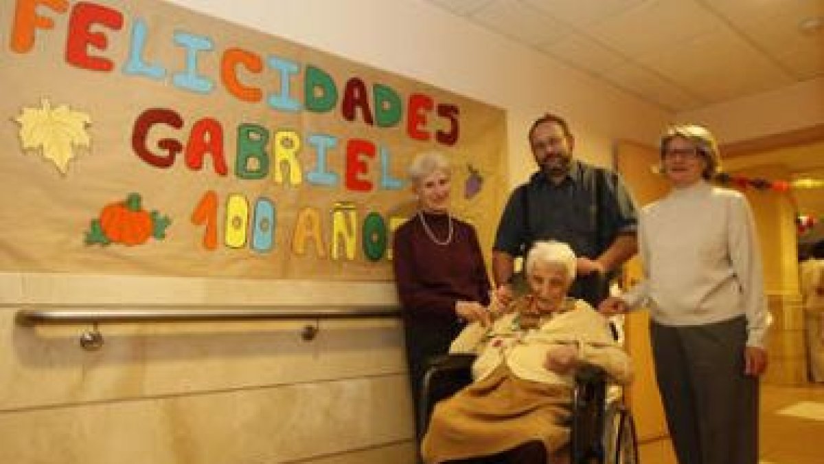 Profesionales que impartieron el curso de microcirugía en el Hospital de León.