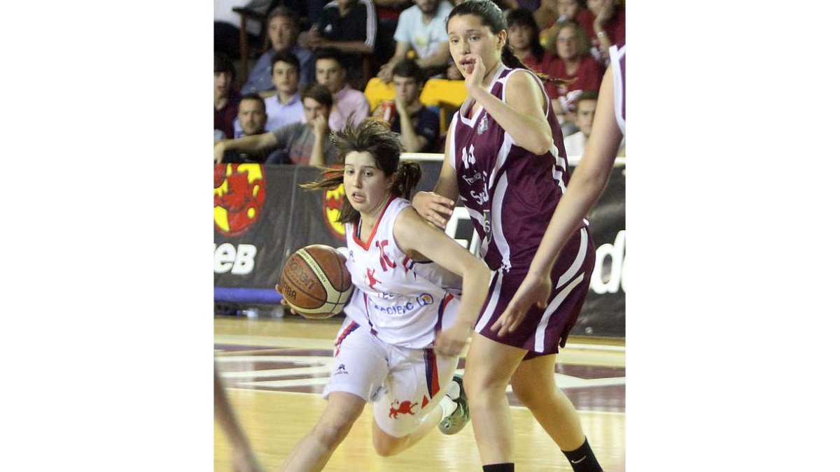 Paula López se encamina hacia el aro ante la defensa de una jugadora rival.