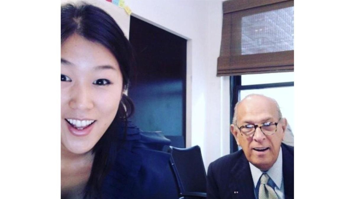 Laura Kim, con el desaperido Oscar de la Renta.