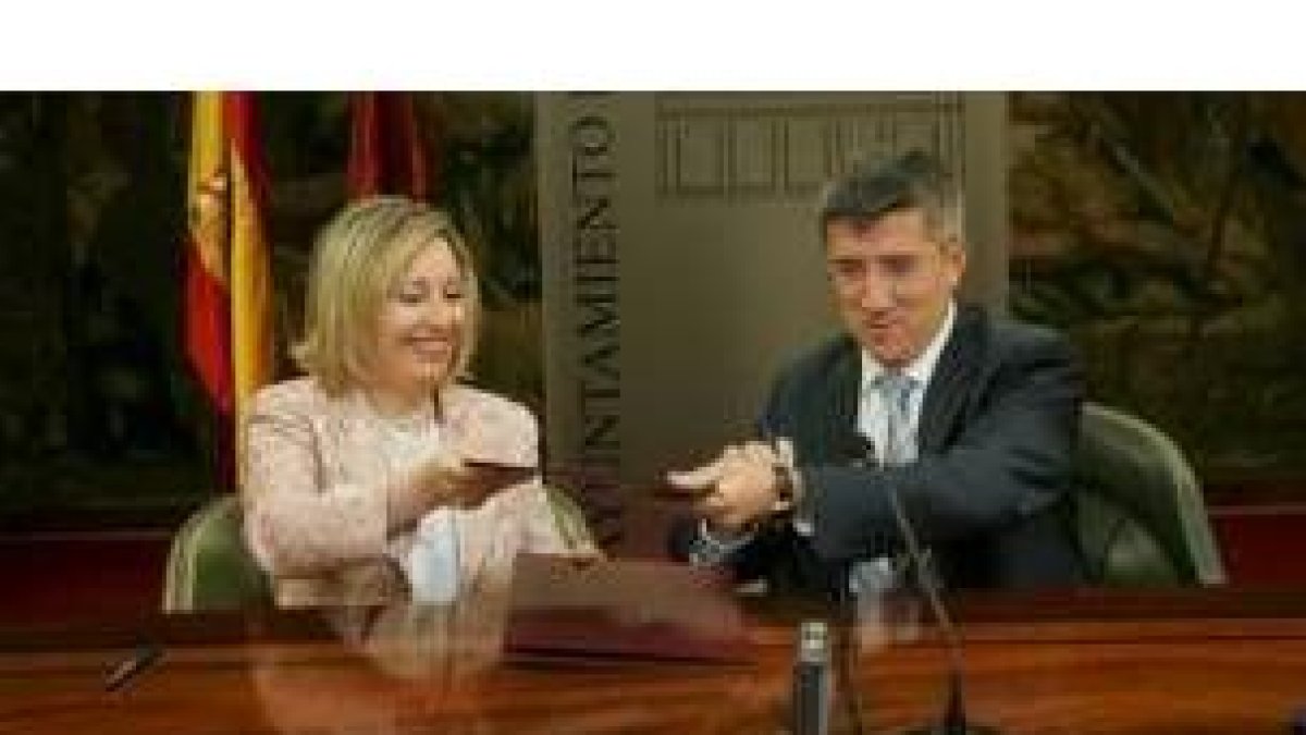 Amparo Valcarce rubricó el convenio para la Ciudad del Mayor con el alcalde, Francisco Fernández