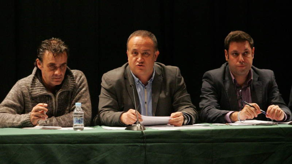 El portavoz del PSOE en el Consejo, junto al presidente de la institución y a su vicepresidente.