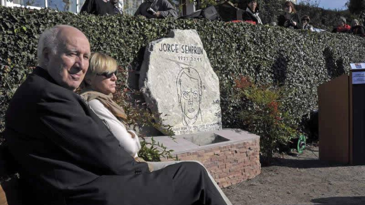 El actor Michel Piccoli durante la ceremonia en homenaje a Semprún, ante el monolito realizado por Eduardo ArroEl actor Michel Piccoli durante la ceremonia en homenaje a Semprún, ante el monolito realizado por Eduardo Arroyo.