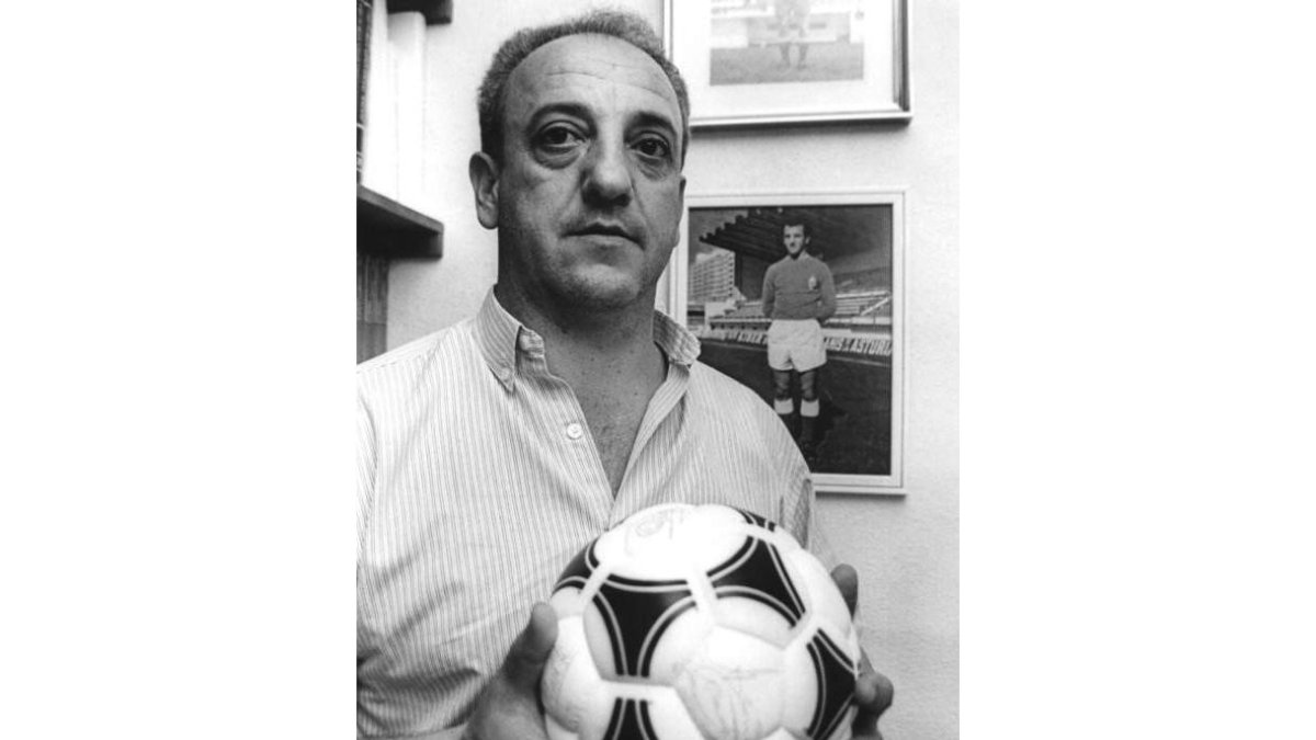 Marianín, con el balón con el que hizo tres a Iribar.