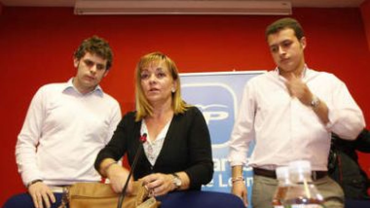 Javier Santiago, Isabel Carrasco y Diego Suárez, instantes antes de comenzar el acto de ayer.