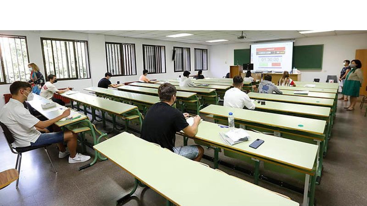 Alumnos leoneses durante la convocatoria extraordinaria de la Ebau en León el curso pasado. MARCIANO PÉREZ