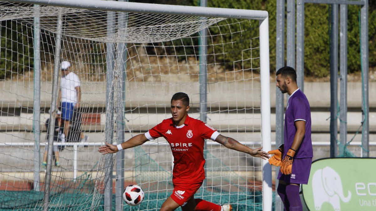 Hugo Rodríguez celebra el gol culturalista que dio la victoria al equipo leonés en Las Pistas frente al Unionistas. ALMEIDA