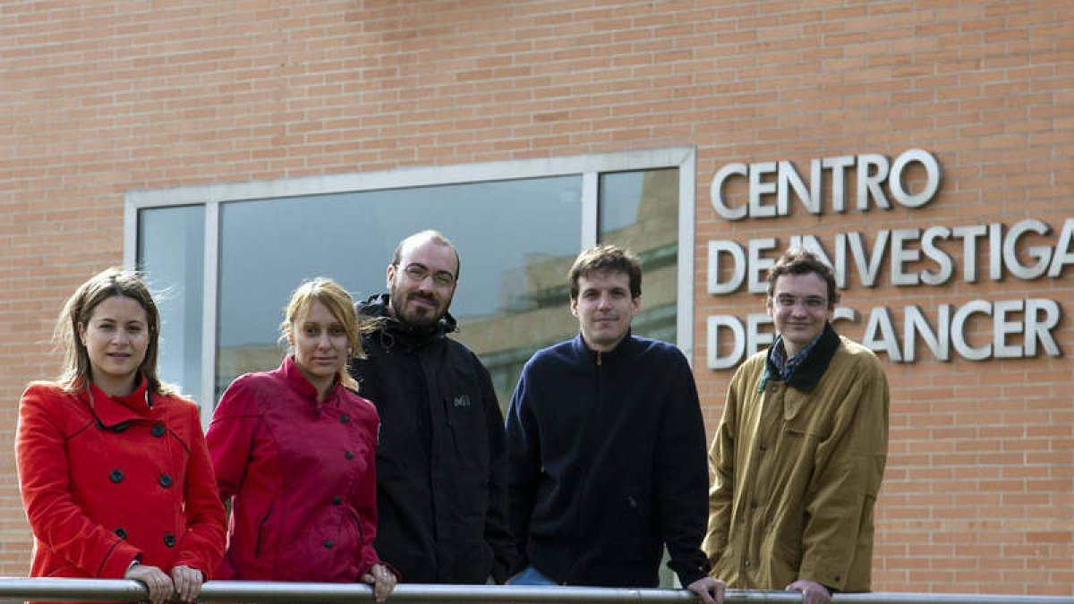 Noelia, segunda a la izquierda, y Alberto, a la derecha, los dos científicos leoneses en el CIC.
