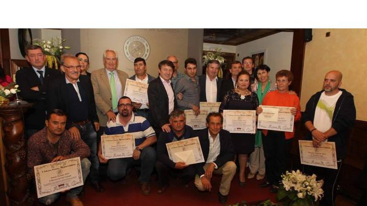Imagen de grupo de los premiados y los participantes en el concurso de arquitectura popular de la Fundación Prada a Tope.
