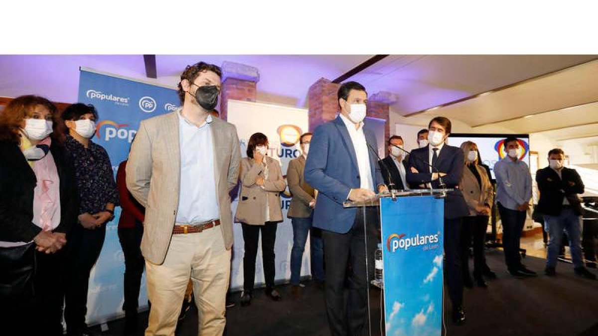 Javier Santiago Vélez, Raúl de la Hoz y Juan Carlos Suárez-Quiñones, flanqueados ayer por la candidatura del PP a las Cortes. MARCIANO PÉREZ