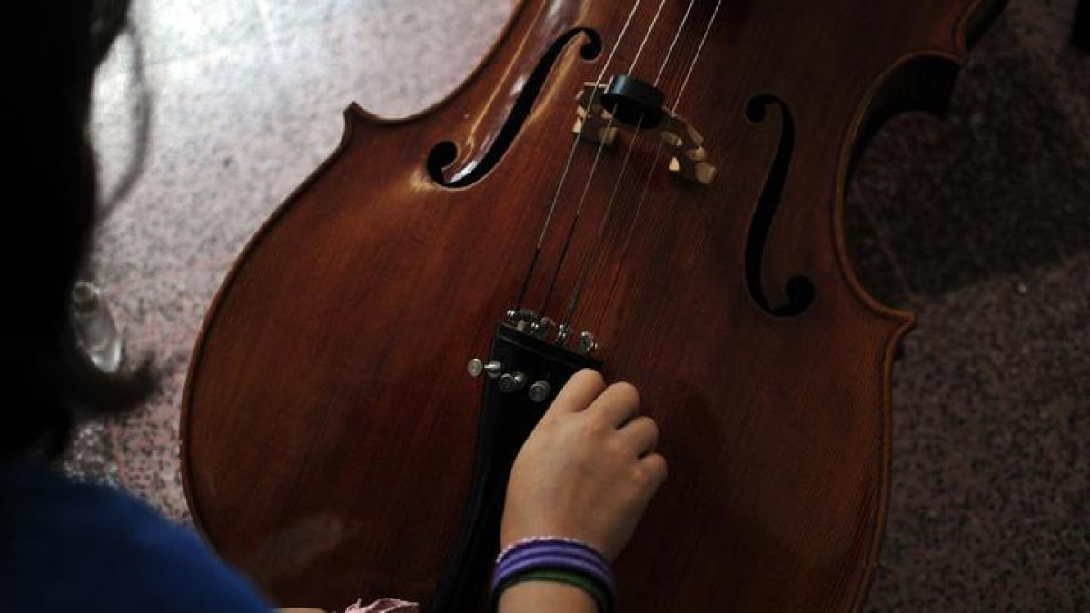 Afinando un violonchelo.