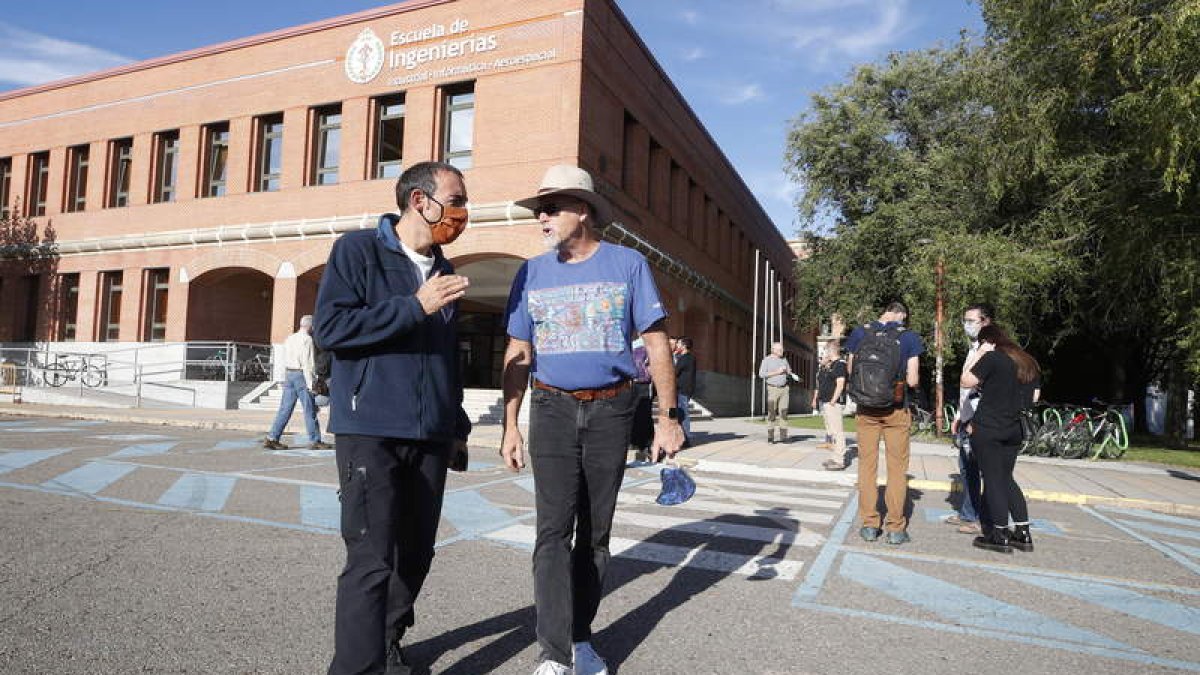 Javier de Cos y Marc Buie, antes de la reunión de equipo. RAMIRO