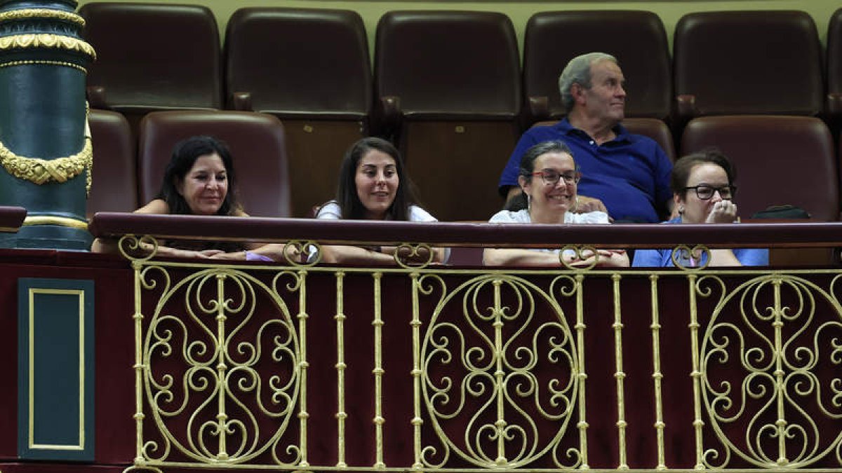 Un grupo de representantes de asociaciones de mujeres, en el pleno de ayer. EFE