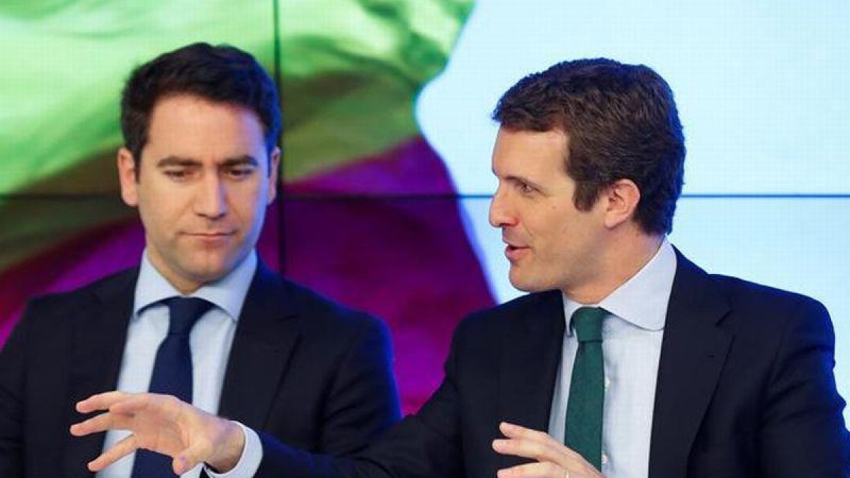 El secretario general del PP, Teodoro García-Egea, escucha a Casado durante la reunión del Comité Ejecutivo Nacional del PP.