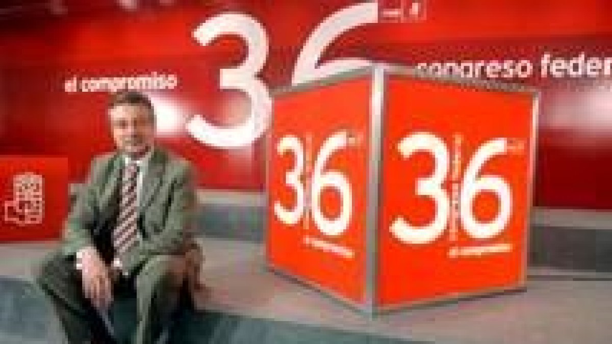 José Blanco posó ayer así antes del acto de presentación del congreso socialista