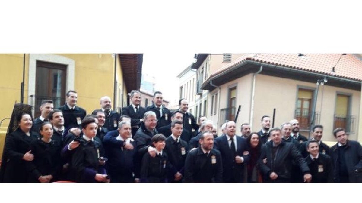 El alcalde con los braceros y las hermanas de la Amargura en el Benito