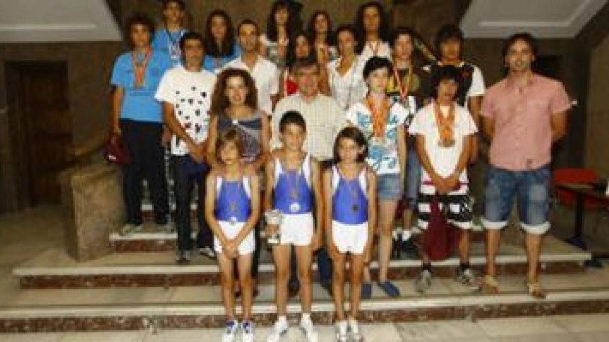 Los medallistas leoneses acompañados de Francisco Fernández y Natalia Rodríguez Picallo