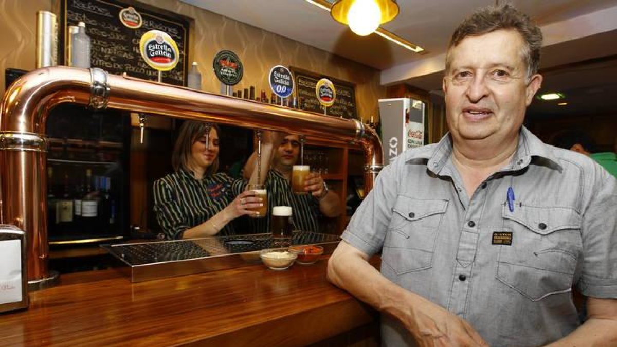 Manolo Rodríguez en su bar