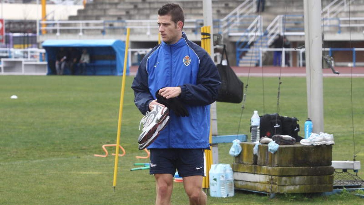 Mayordomo, tras un entrenamiento, interesa al Alcoyano como refuerzo de invierno.
